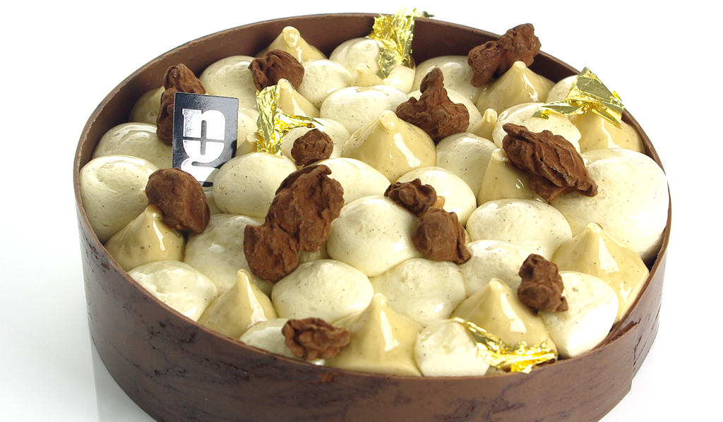 Torta Arabica gourmet: crema, cioccolato e decorazioni dorate. Pasticceria artigianale.