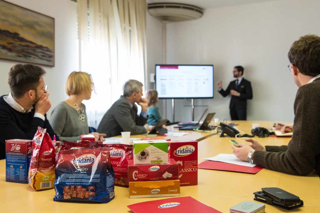 Riunione Eridania: prodotti zucchero Eridania su tavolo, presentazione aziendale.
