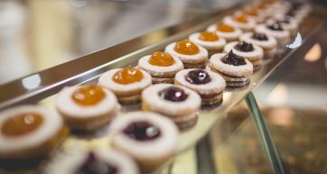 Biscotti assortiti con marmellata su vassoio. Pasticceria artigianale, dolci da forno, dessert.