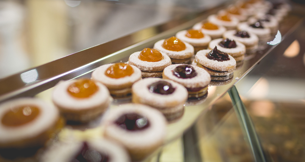 Biscotti assortiti con marmellata su vassoio. Pasticceria artigianale, dolci da forno, dessert.