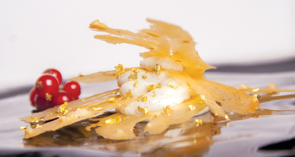 Millefoglie alla crema con oro e ribes. Dessert elegante e raffinato.