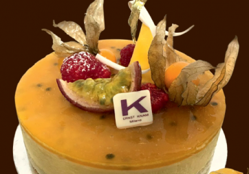 Torta Ernst Knam con frutta fresca. Dessert di pasticceria artigianale a Milano. Frutto della passione e lamponi.