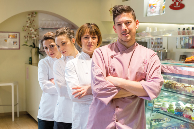 Team di pasticceria. Chef e personale in divisa da lavoro. Pasticceria artigianale.