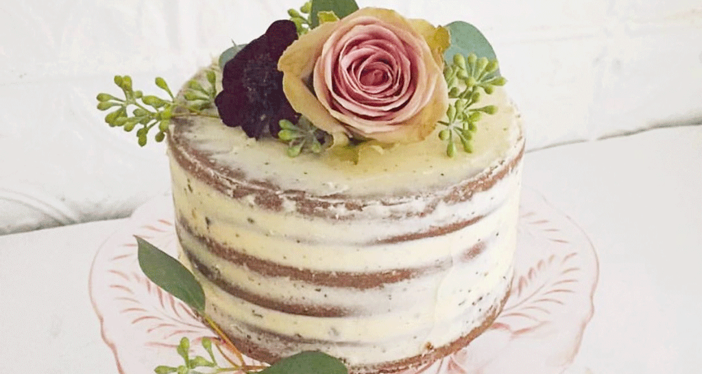 Torta nuda con fiori. Dolce da forno decorato con rosa e foglie.