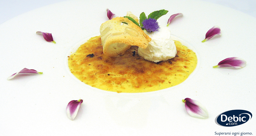 Carpaccio d'ananas gourmet. Dessert con crema, biscotto e petali. Cucina creativa.