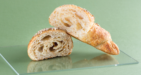 Cornetto vegano tagliato, con glutine. Pasticceria vegana artigianale, pasta sfoglia.