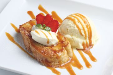 Toast francese con gelato, fragole e caramello. Dessert delizioso.