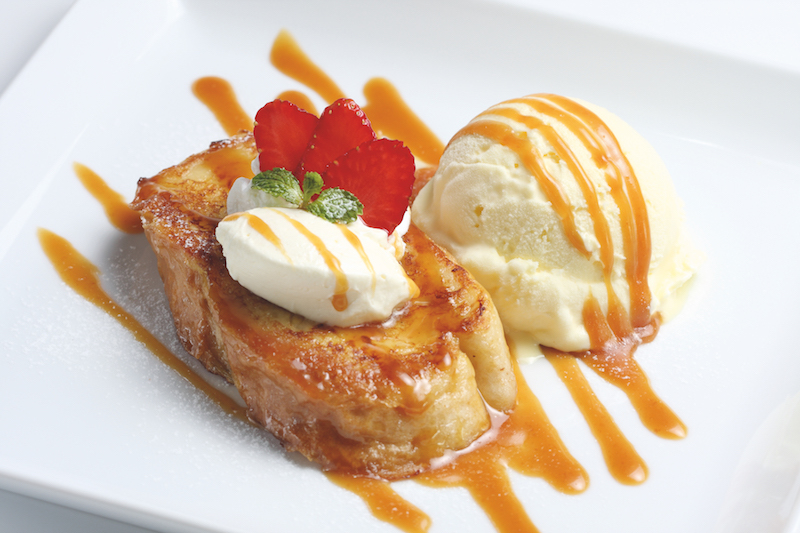 Toast francese con gelato, fragole e caramello. Dessert delizioso.