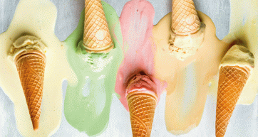 Gelati colorati sciolti su coni. Dessert estivo, gustoso e rinfrescante.