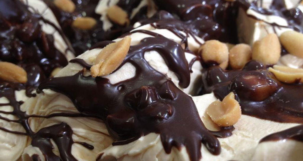 Gelato alla vaniglia con cioccolato e arachidi. Dessert goloso.