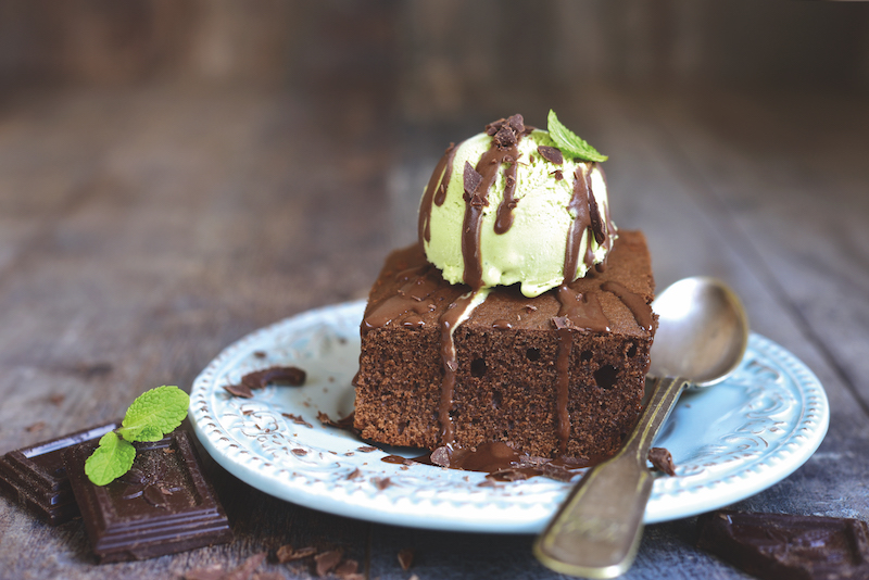 Brownie al cioccolato con gelato al pistacchio e menta. Dessert goloso.