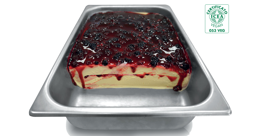 Madeleine vegana ai frutti di bosco in teglia d'acciaio. Dessert vegano certificato ICEA.