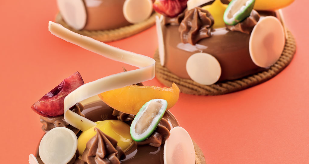 Mini torte al cioccolato con frutta fresca. Dolci estivi, dessert golosi.