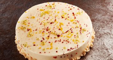 Torta moderna alla frutta della passione. Dessert elegante e goloso.