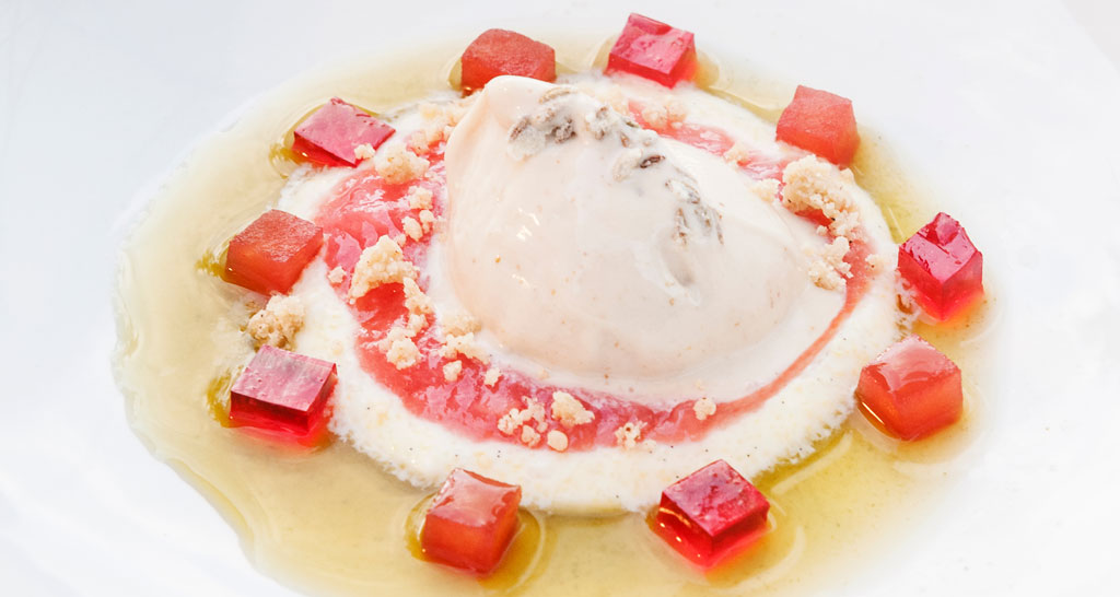 Dessert gourmet con gelato, gelatina di frutta e salsa. Cucina creativa, food styling.