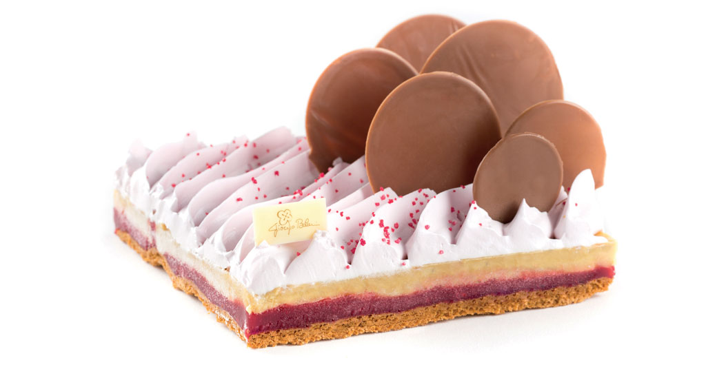 Dolce Opera Prima con dischi di cioccolato. Pasticceria artigianale, dessert goloso.