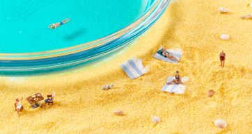 Miniature di persone in spiaggia con piscina. Vacanza estiva, relax e divertimento al mare.