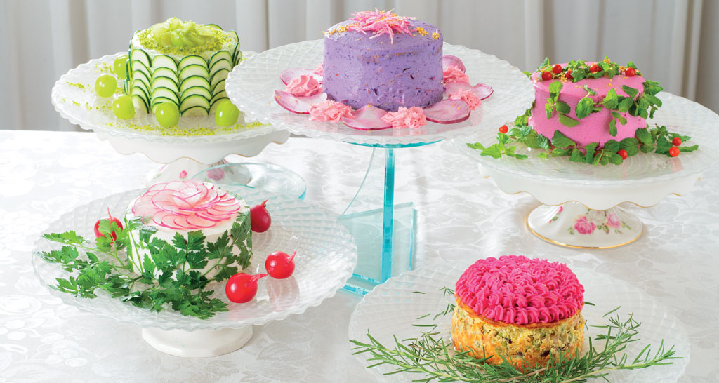 Mini torte salate decorate con verdure fresche. Idee creative per buffet e feste a tema vegetariano.