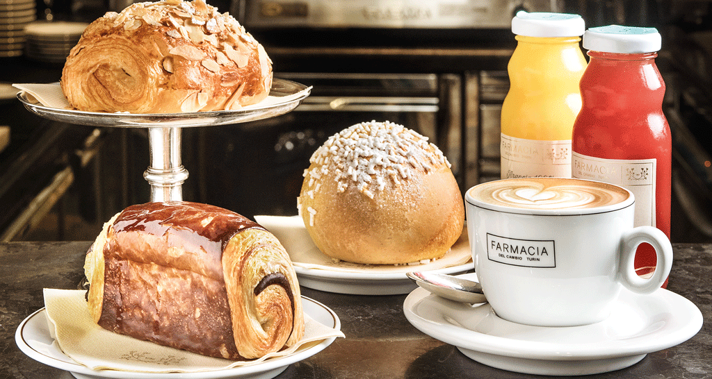 Colazione italiana: cappuccino, brioche, croissant e succhi di frutta. Delizie per iniziare la giornata!