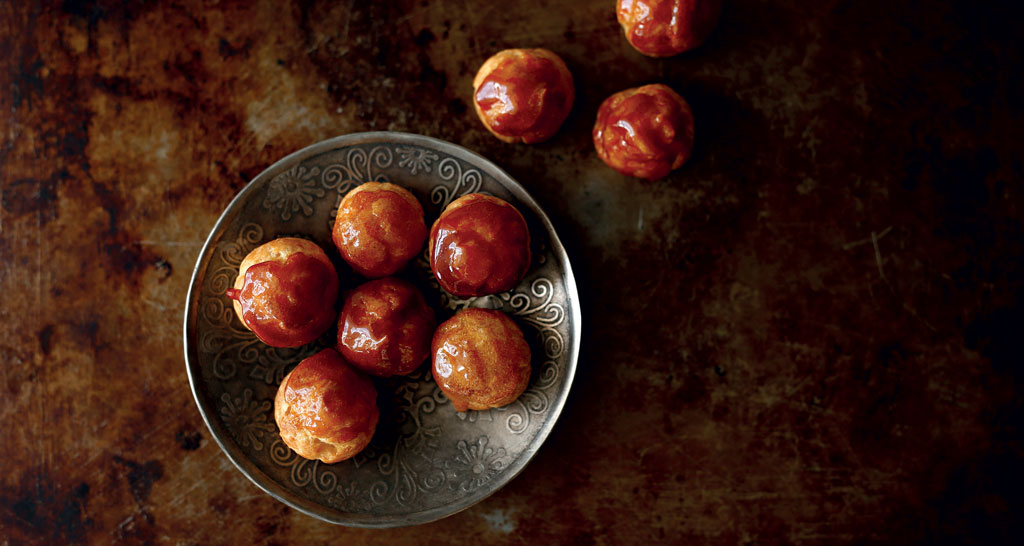 Dolci Saint-Honoré glassati su piatto d'argento. Pasticceria francese gourmet, dessert invitante.