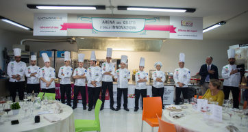 Team junior di chef italiani in cucina. Arena del Gusto e delle Innovazioni.