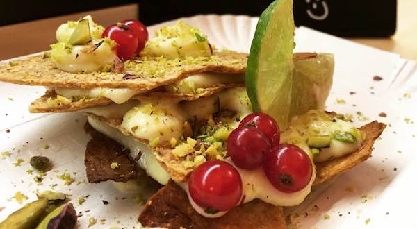 Millefoglie gourmet con crema, ribes e pistacchi. Dolce artigianale.