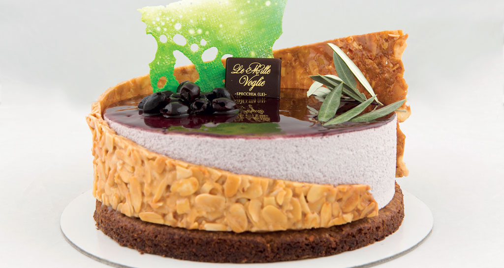 Torta Mille Voglie: dessert artigianale con mandorle, olive e decorazioni. Pasticceria italiana di lusso.