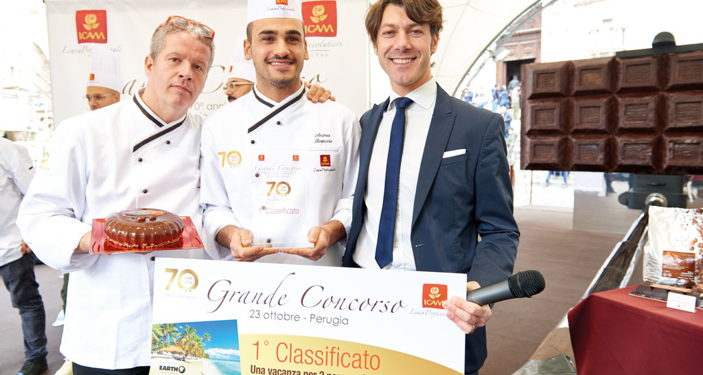 Concorso cioccolato ICAM: chef premiati con torta e maxi tavoletta di cioccolato. Vincitore primo classificato.