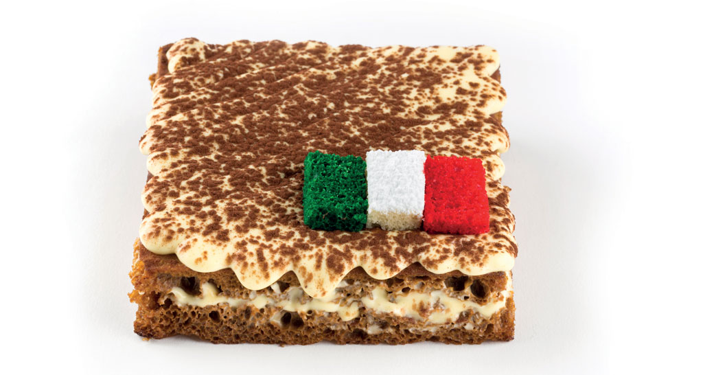Tiramisù artigianale con bandiera italiana. Dolce tipico italiano.