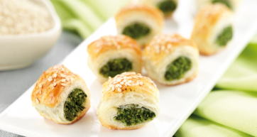 Occhietti ripieni di ricotta e spinaci. Pasta sfoglia dorata con semi di sesamo.