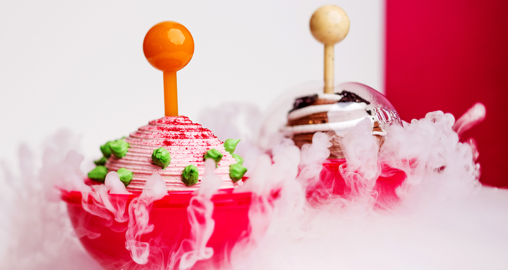 Dolci creativi con lollipop e fumo scenico. Dessert originali per eventi e feste. Pasticceria innovativa.