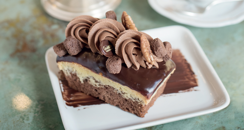 Fetta di torta al cioccolato con crema. Pasticceria artigianale, dessert goloso.