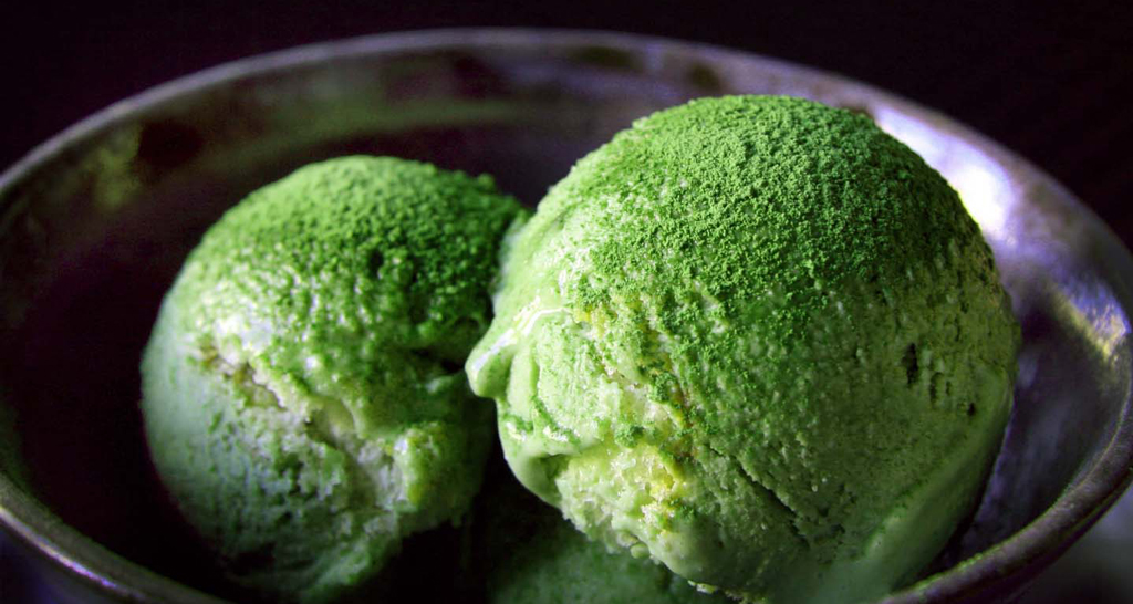 Gelato matcha: palline di gelato verde al tè matcha in ciotola. Dessert giapponese.