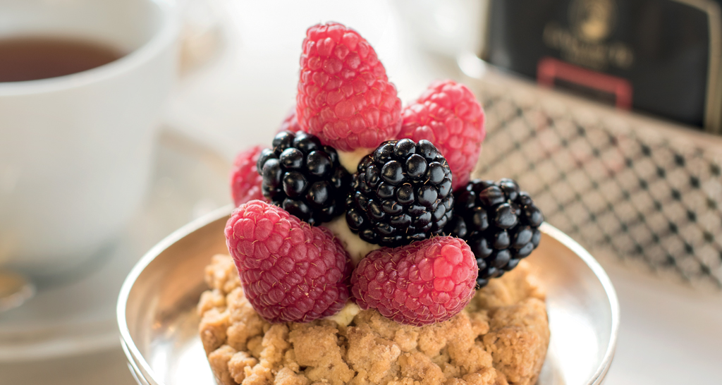 Crostata ai frutti di bosco con tè. Merenda con lamponi e more fresche.