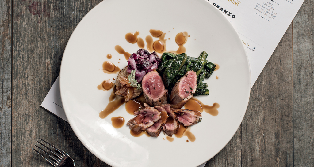 Piatto gourmet con carne, verdure e salsa. Pranzo delizioso.