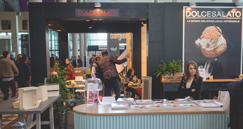 Fiera Dolcesalato: stand con personale, rivista di eccellenza artigianale e dolci. Evento fieristico del settore food.