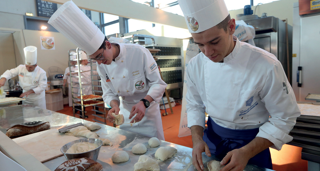 Concorso panettieri Sigep: chef all'opera con impasto e arte del pane.
