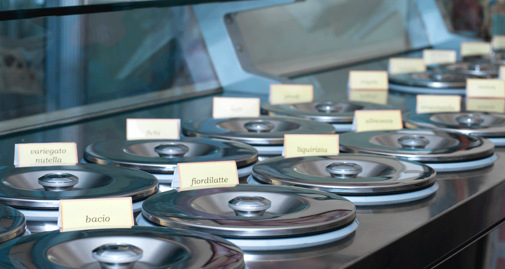 Gelateria artigianale: carapine in acciaio con gusti gelato assortiti. Delizie italiane!