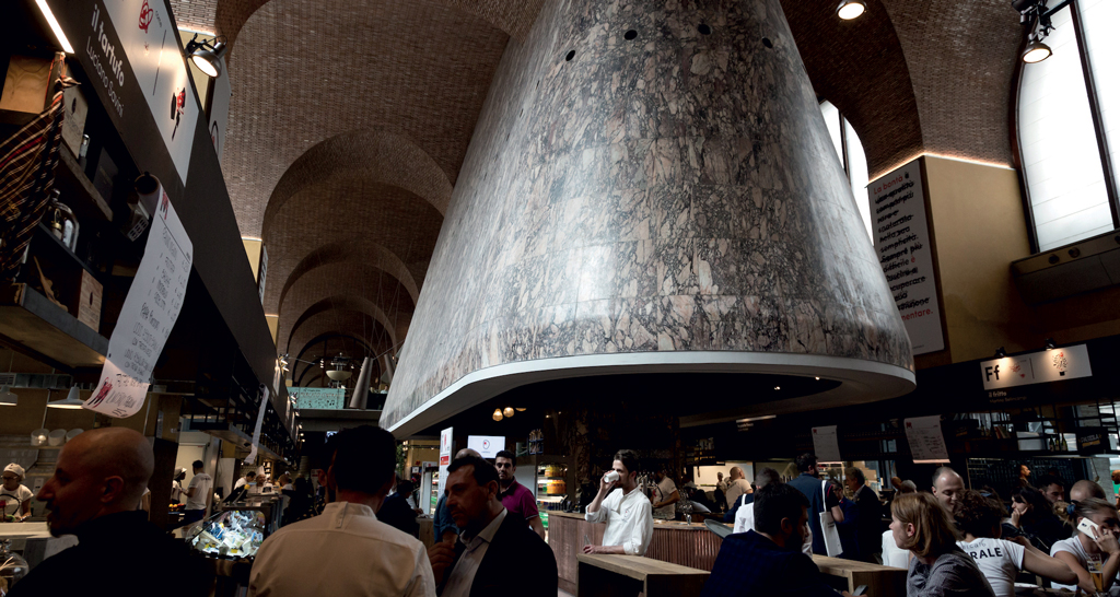 Mercato Centrale Firenze: interno con persone e struttura in marmo. Architettura e food experience a Firenze.