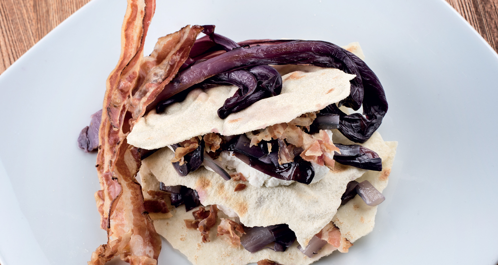 Piatto gourmet con radicchio, pancetta croccante e pane carasau. Cucina italiana.