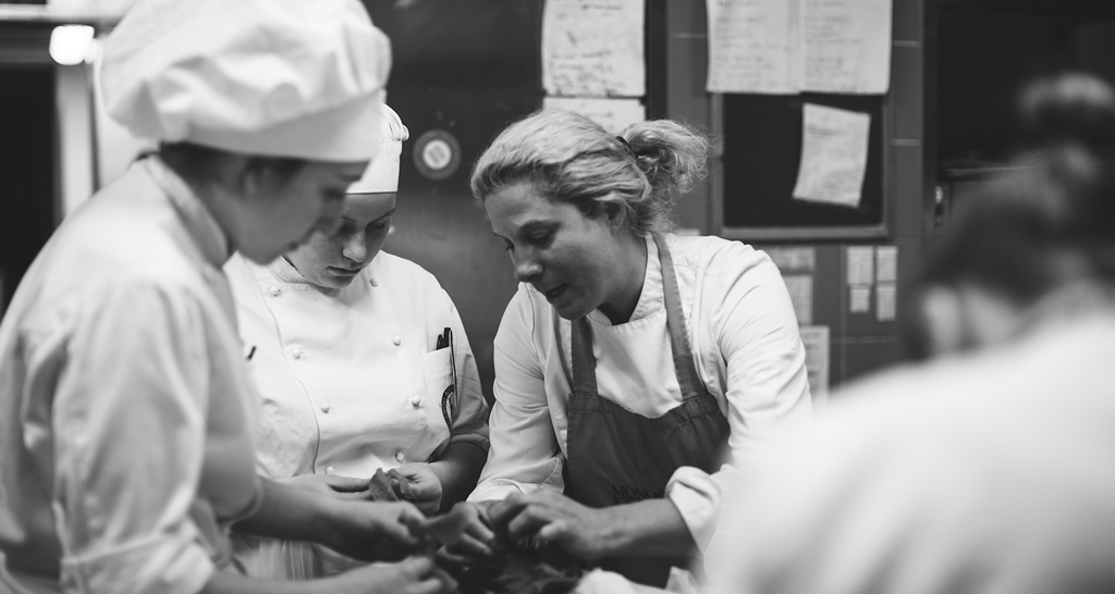 Chef in cucina. Team di cuochi al lavoro, preparazione piatti. Cucina professionale.