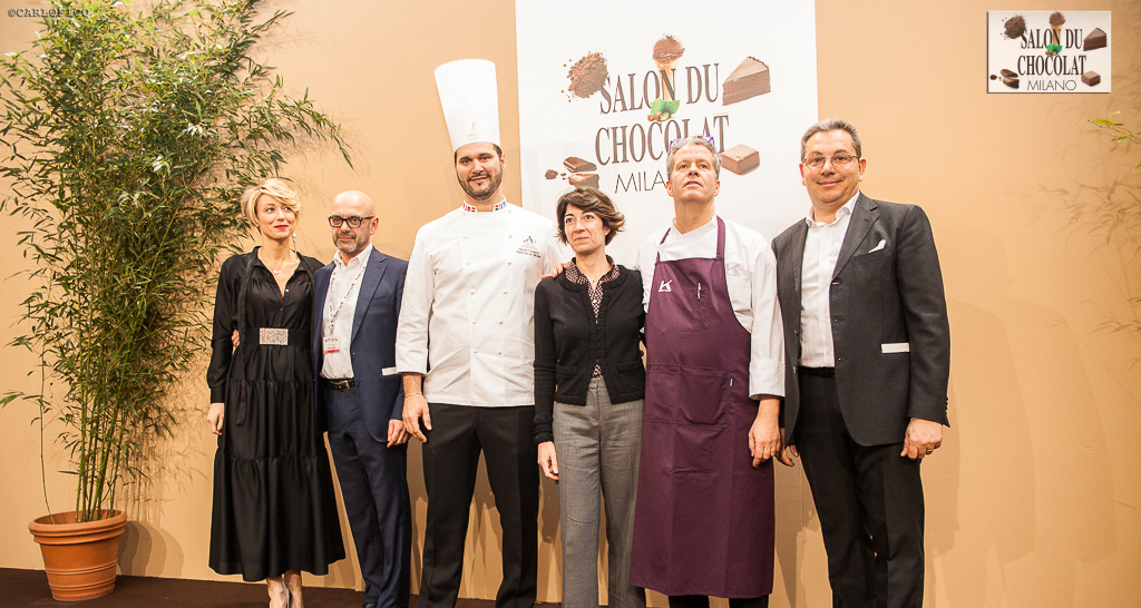 Gruppo di persone al Salon du Chocolat Milano. Chef, autorità e logo del cioccolato.
