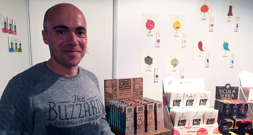 Uomo a stand Sabadì, cioccolato artigianale siciliano. Prodotti CRBE e Sicula Terra in esposizione.