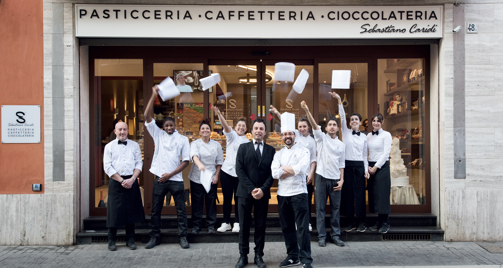 Team Sebastiano Caridi, pasticceria, caffetteria e cioccolateria a Roma. Chef festeggiano.