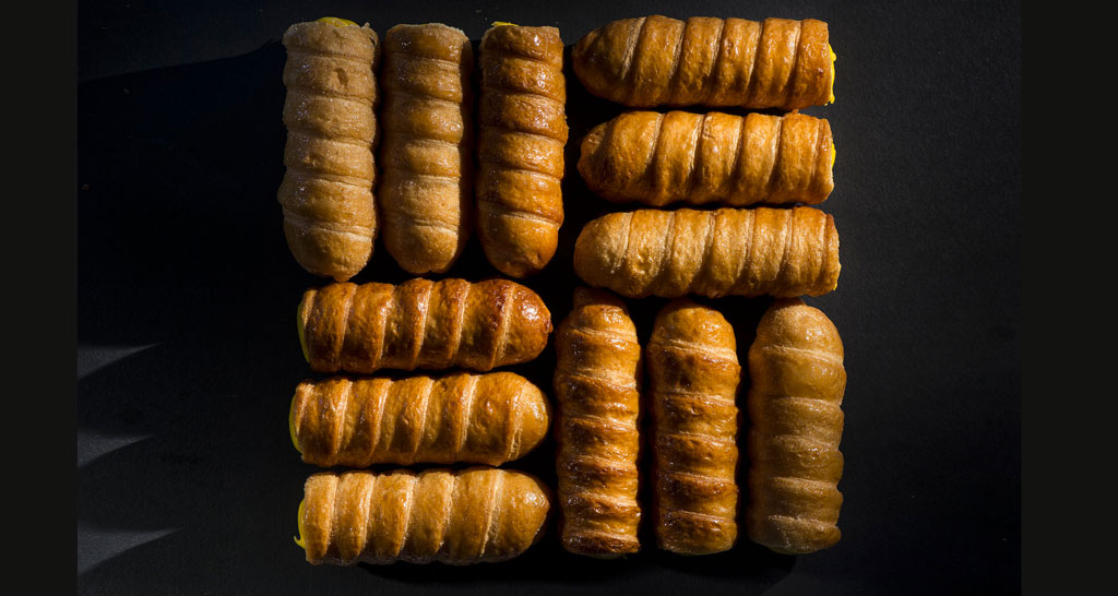 Cannoli siciliani freschi su sfondo nero. Pasticceria italiana, dessert goloso.