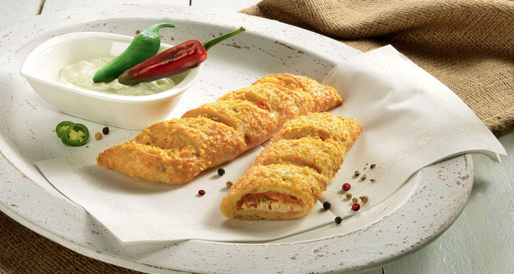 Fagottini piccanti ripieni con peperoncini e salsa. Snack salato gustoso.