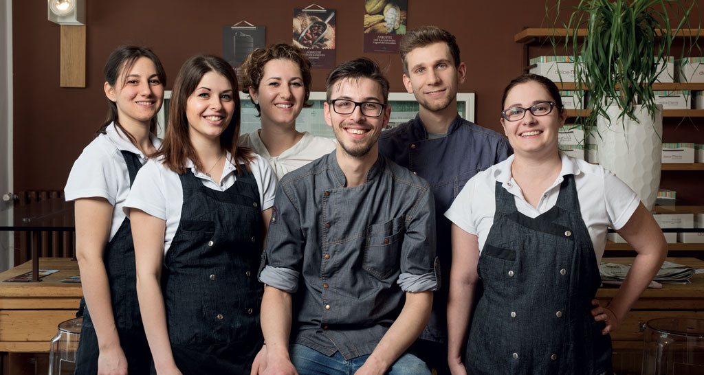 Team Dolcemente, pasticceria artigianale. Sorrisi e passione per il cioccolato e dolci fatti a mano.