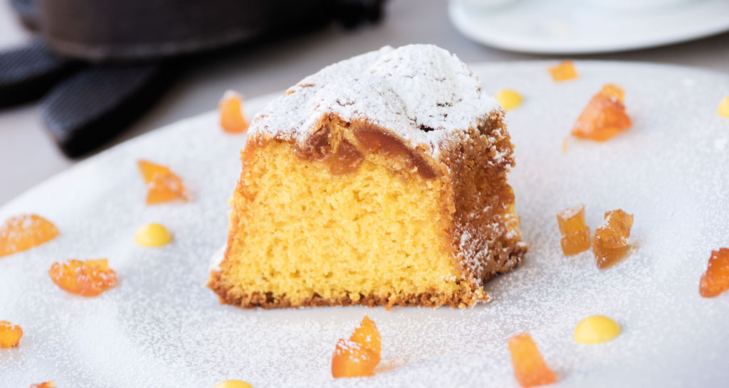 Fetta di torta con canditi e zucchero a velo. Dolce ideale per la merenda.