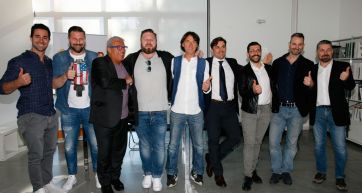 Gruppo di amici sorridenti con pollice in su. Evento, team building, amicizia.