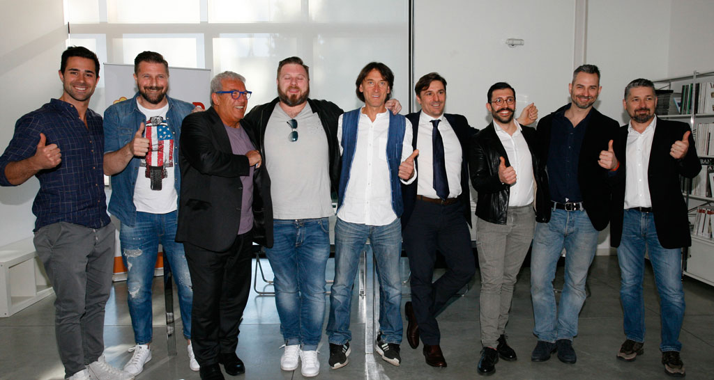 Gruppo di amici sorridenti con pollice in su. Evento, team building, amicizia.